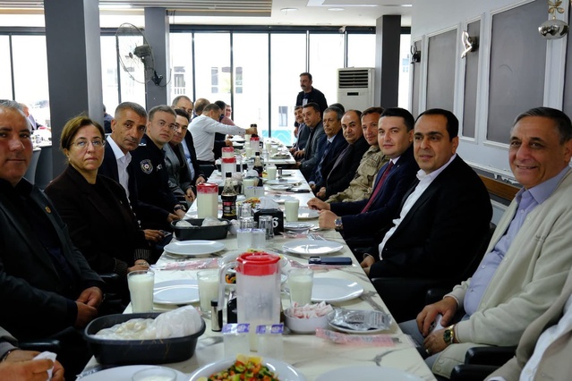 Birecik Belediyesi Muhtarlar Günü'nde muhtarlar için yemek programı düzenledi