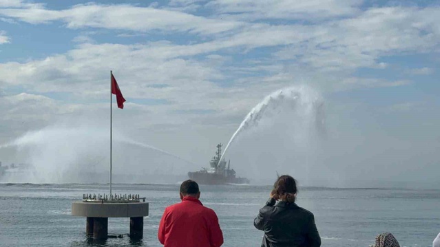 Gemlik sahilinde 29 Ekim coşkusuna Gemport römorkörünün su gösterisi renk kattı