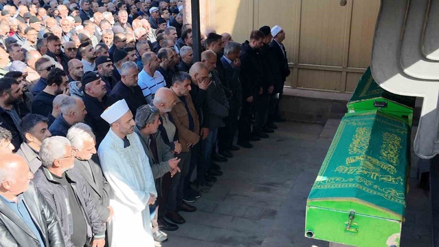 Oltu'da kalp krizi geçiren esnaf Ahmet Turan (42), hastanede kurtarılamadı