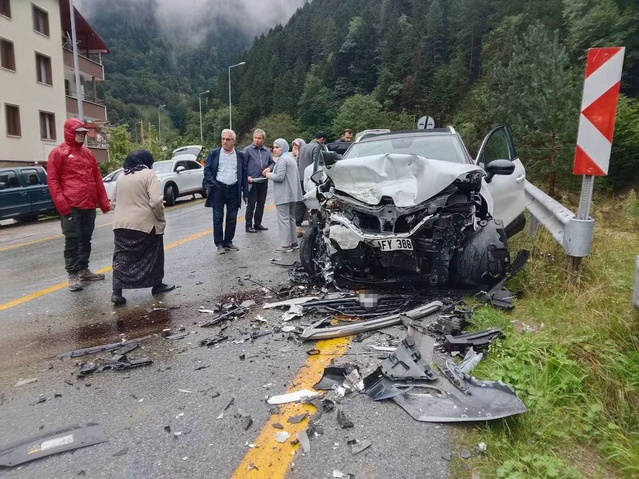 Trabzon Çaykara'da hatalı sollama sonucu 5 kişi yaralandı, 2'si Arap uyruklu