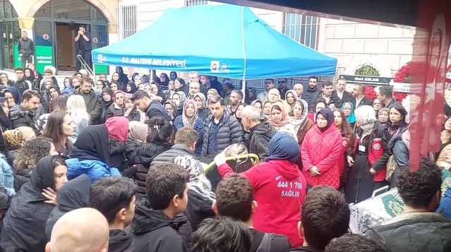 5 yaşındaki kızına son vedaya sedyeyle geldi! Yürek yakan görüntüler
