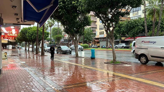 Alanya'da sağanak sabah saatlerinde etkili oldu, bazı vatandaşlar tentelere sığındı