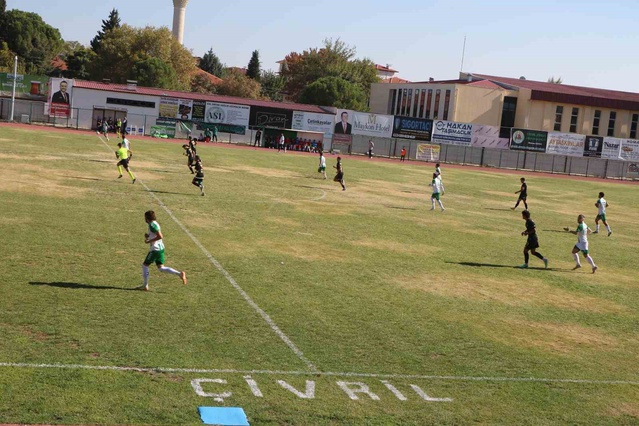 Yeşil Çivril Belediyespor sahasındaki ilk maçında Manavgatspor'a 3-0 yenildi