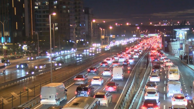 İstanbul'da akşam trafiği yüzde 87'ye ulaştı, D-100'de araçlar güçlükle ilerledi