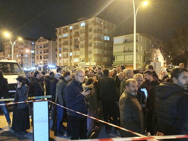 Karamürsel'de kolon ve kirişten ses geldiği ihbarıyla binadaki 33 kişi tahliye edildi