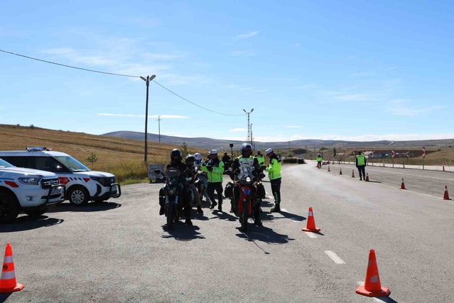 Bayburt'ta jandarma, motosiklet sürücülerine denetim yapıp yerinde eğitim verdi