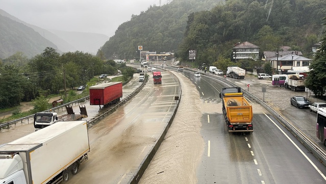 Sakarya Geyve'de sağanak D-650'de ulaşımı aksattı, en çok Karaçam Boğazı etkilendi