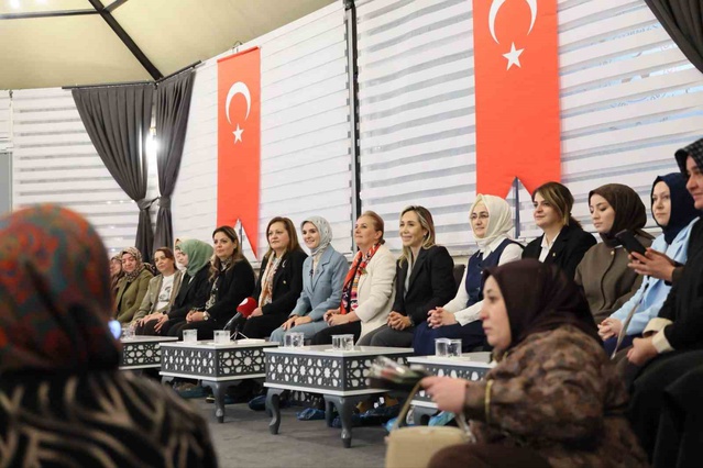 Bakan Göktaş, Afyonkarahisar'daki Anne Kız Buluşması'nda annelerle buluştu