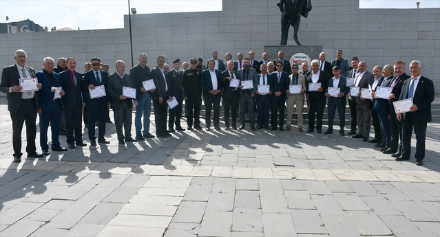 Sarıkamış'ta Muhtarlar Günü'nde Kaymakam Aslantatar muhtarlara teşekkür belgesi verdi