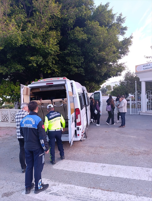 Bodrum'da okul servis araçları denetlendi, öğrencilere güvenli yolculuk anlatıldı