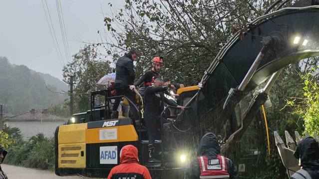AFAD ekipleri, Sakarya Karapürçek'te taşma sonrası mahsur kalan 48 kişiyi kurtardı