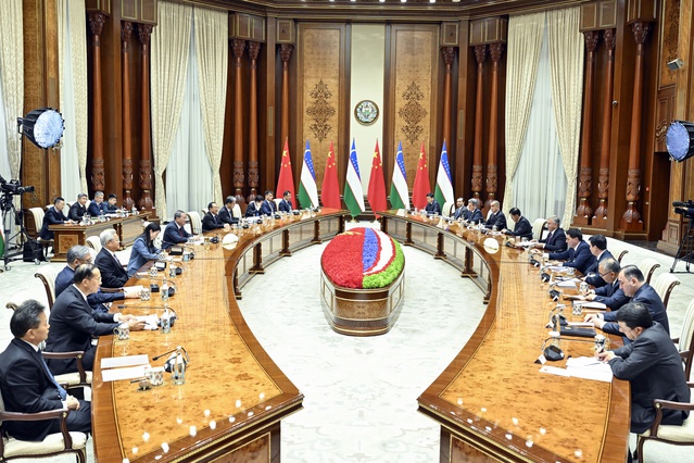 Li Qiang, Taşkent'te Mirziyoyev ile demiryolu projesinde işbirliğini ele aldı
