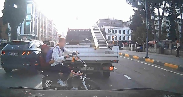 Trabzon Araklı'da korna uyarısına rağmen minibüse çarpan iki çocuk yaralandı