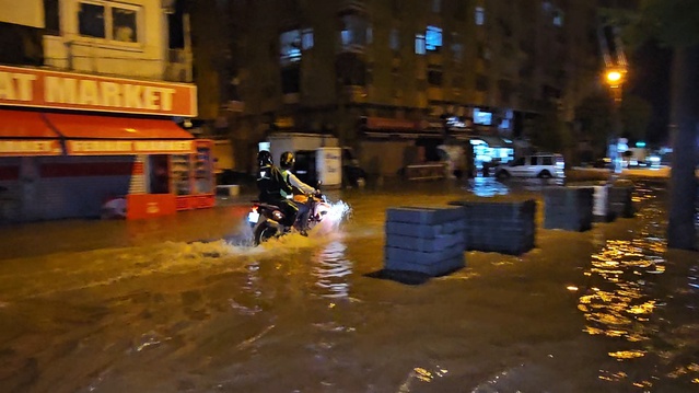 Adana'da sağanak; yollar göle döndü