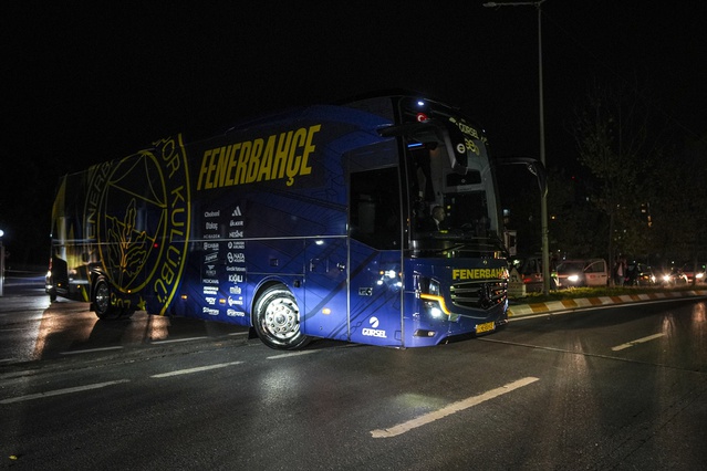 Fenerbahçe derbi için RAMS Park'a hareket etti, taraftarlar otobüsü uğurladı