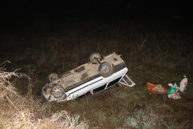 Amasya Taşova'da şarampole devrilen otomobilde 2 kişi yaralandı