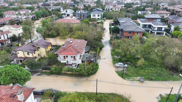 İstanbul'da sağanak Şile'de sokakları, Beykoz'da tarlaları su altında bıraktı