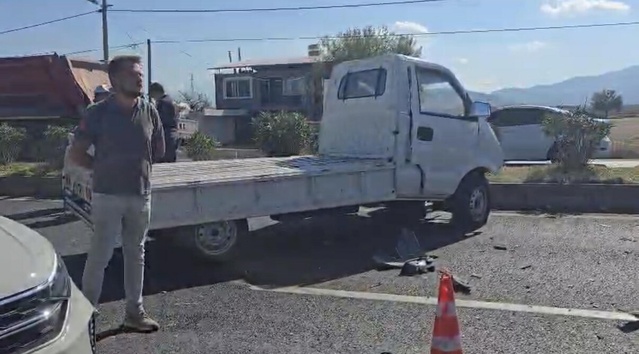 Muğla Milas'ta kamyonet otomobille çarpıştı, sürücü öldü, 1'i ağır 2 kişi yaralandı