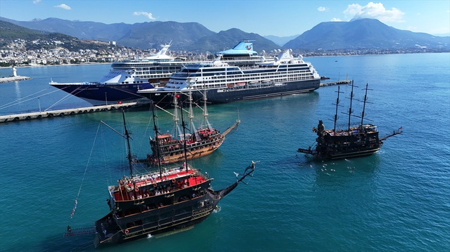 Alanya'ya iki kruvaziyerle çoğu İngiliz ve ABD'li 2 bin 400 turist geldi