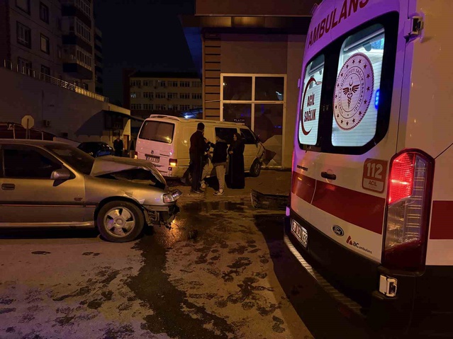 Kayseri Kocasinan'da otomobil ile minibüs çarpıştı, kazada 2 kişi yaralandı