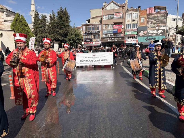 Kırklareli'nde Dünya Yaşlılar Günü kortejinde Vali Turan da yer aldı