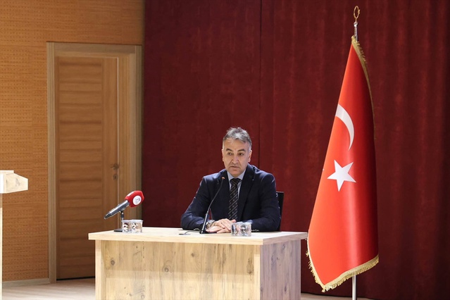 Karabük Valisi Çağatay, iletişim fakültesi öğrencilerine deneyimlerini anlattı