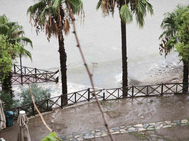 Marmaris'te sağanakla gelen sel suları İçmeler'de denizi kahverengiye çevirdi