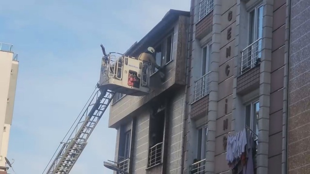 İtfaiye, Esenyurt'ta binanın 4. katındaki yangında mahsur kalan 5 kişiyi kurtardı