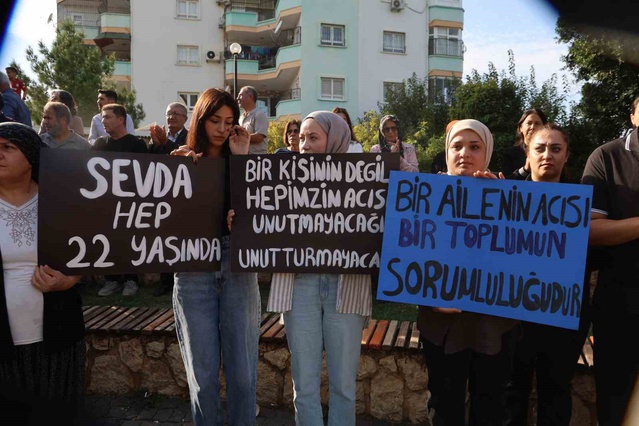 Adana Kozan'da kadınlar siyah kurdeleyle Sevda Dinler için adalet istedi