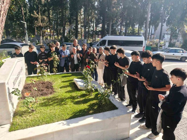 Balıkesir'de okul kurucusu Muharrem Hasbi Koray, kabri başında dualarla anıldı