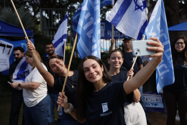 İsrail seçimlerinde Netanyahu bloku 5 milyon oy sayımıyla 53 sandalyede kaldı