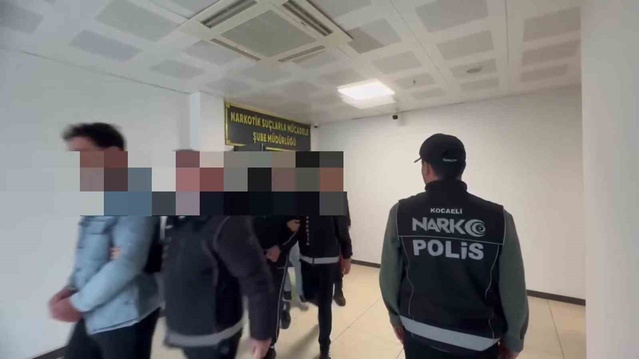 Kocaeli polisi İzmit otoyolunda bir araçta 338 bin sentetik ecza hapı ele geçirdi
