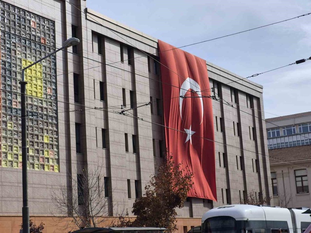 Eskişehir'de 29 Ekim hazırlıkları kapsamında binalara dev Türk bayrakları asıldı
