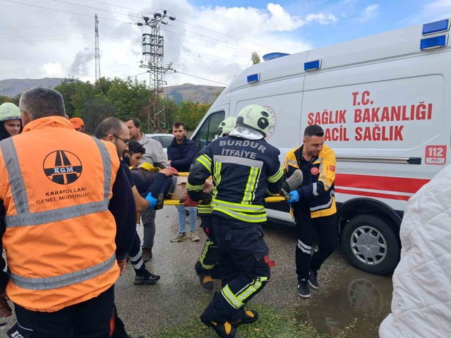 Burdur İnsuyu'da traktör otomobille çarpıştı, otomobil sürücüsü ağır yaralandı