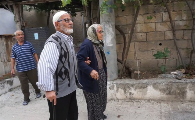 Burdur Gölhisar'da 72 yıllık evli Eroğuz çifti, yokluğu birlikte göğüsledi