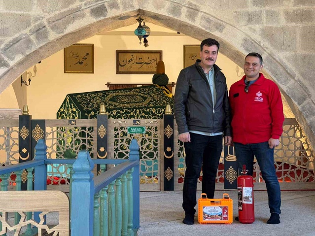 Kütahya ve Afyonkarahisar'da cami ve kurslara 60 ilkyardım çantası, 52 yangın tüpü verildi