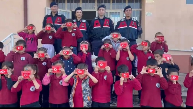 Bilecik'te jandarma ekipleri öğrencilere milli ve manevi değerleri anlattı
