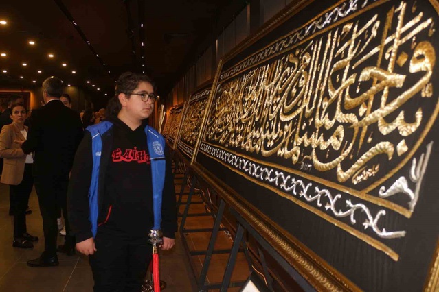 Yunus Emre Gençlik Merkezi'nden gençler Mukaddes Emanetler Sergisi'ni ziyaret etti