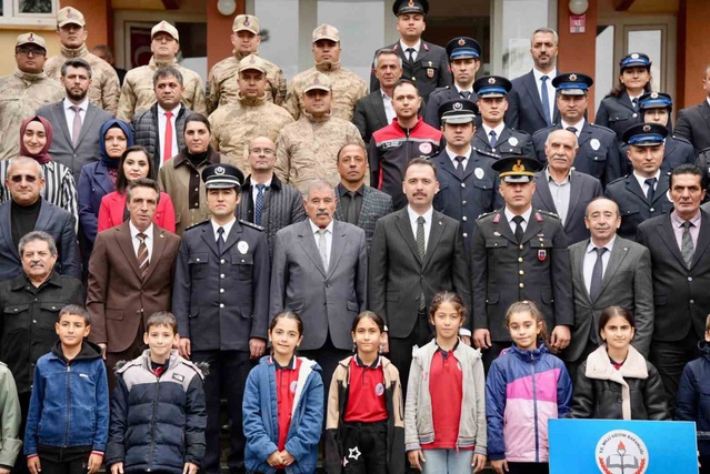 Üzümlü'de 29 Ekim Cumhuriyet Bayramı'nın 103. yıl dönümü çelenk töreniyle başladı