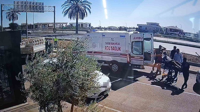 Manavgat'ta kamyonete çarpan motosiklette 1 kişi yaralandı, yolcu motosikletle kaçtı