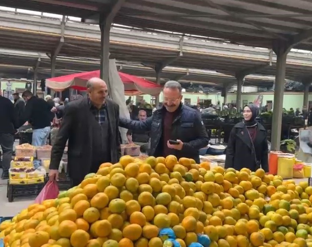 Ardahan Valisi Yamlı eşiyle semt pazarında esnaftan satış ve fiyat bilgisi aldı