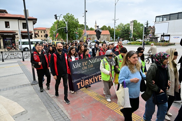 Isparta'da beyaz bastonla yürüyenler görme engellilerin sorunlarına dikkat çekti