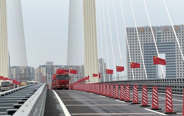 Çin-Kuzey Kore sınırındaki Yalu Nehri'nde yeni köprü törenle trafiğe açıldı