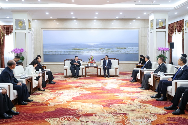Kuzey Kore lideri Kim Jong-un, Çin'in Dandong kentini Wang Huning ile ziyaret etti
