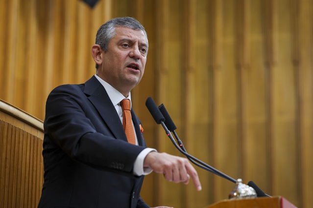 Özgür Özel, AK Parti'ye transfer olan Cemil Tugay'ı hain ve kukla olarak nitelendirdi