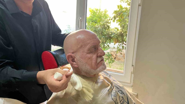 Alanya'da 22 yaşındaki genç berber, huzurevi sakinlerine ücretsiz tıraş hizmeti verdi
