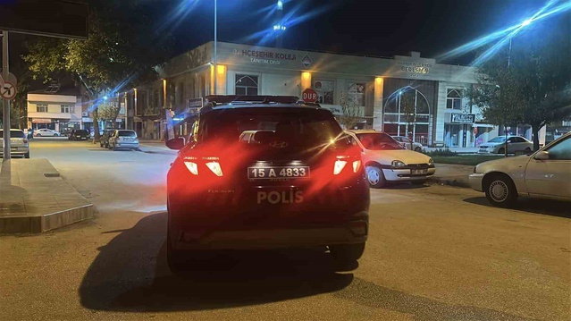 Burdur'da alkollü şahıs polis beklerken otomobili polis sanıp sürücüyle kavga etti