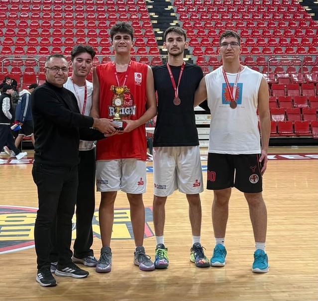 Kayseri'de 12 takımın yarıştığı 3x3 basketbol turnuvasını Bro's Basketbol kazandı