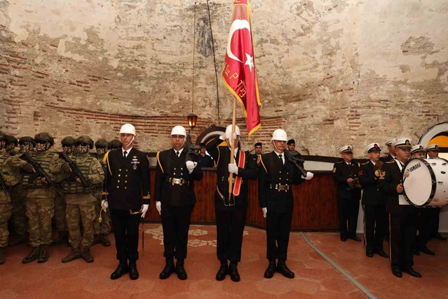 Çanakkale'de 3. Amfibi Deniz Piyade Tugayı sancağı Tuğamiral Turhan'a teslim edildi