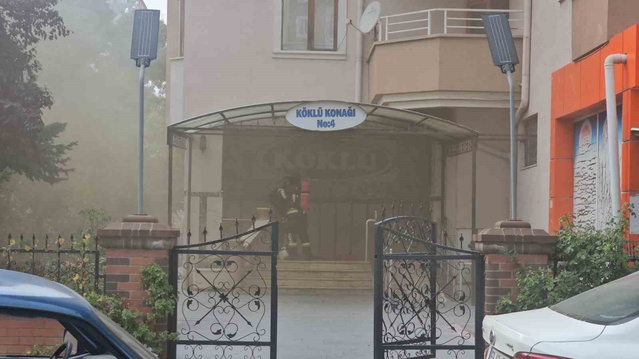 Kayseri Melikgazi'de 9 katlı binanın çatı katında çıkan yangında tahliye başlatıldı